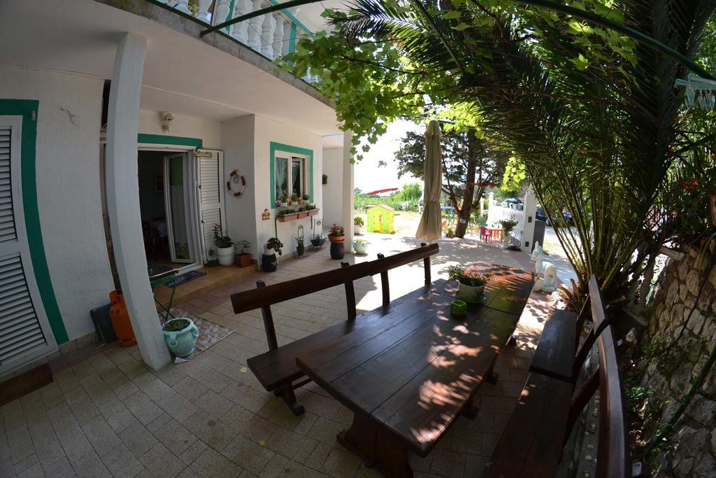 Apartmani Jenny I Tania Lopar Exterior photo