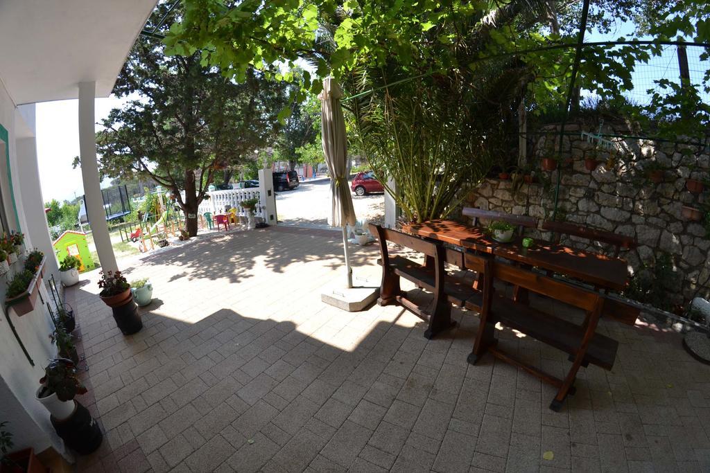 Apartmani Jenny I Tania Lopar Exterior photo